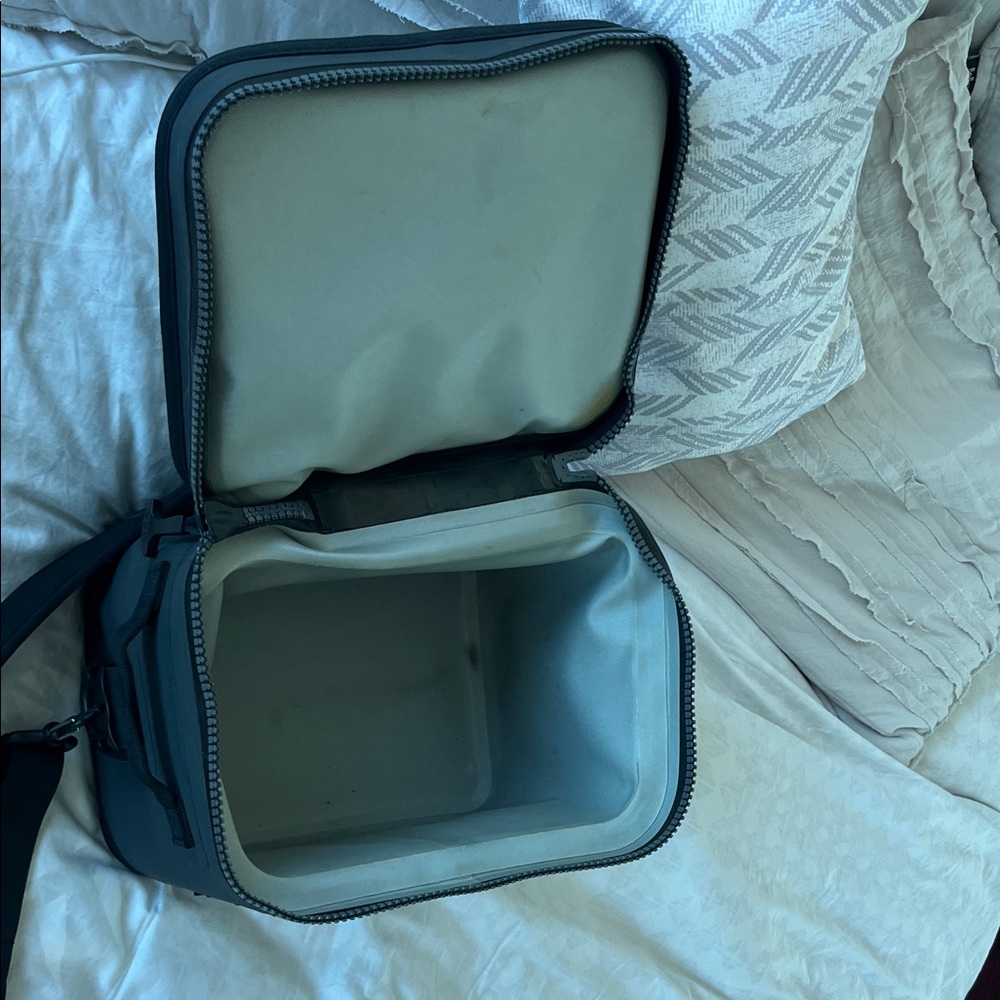 Yeti Hopper Flipper 12 Cooler Sling Bag with Strap - Picture 4 of 11
